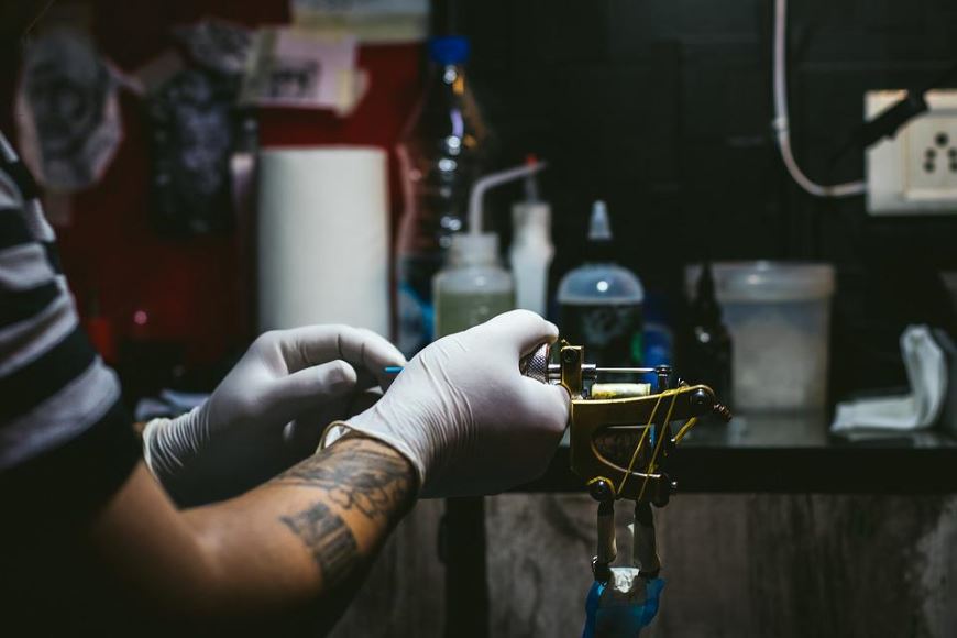 Salon tatuażu Warszawa – jak można złagodzić dolegliwości bólowe?