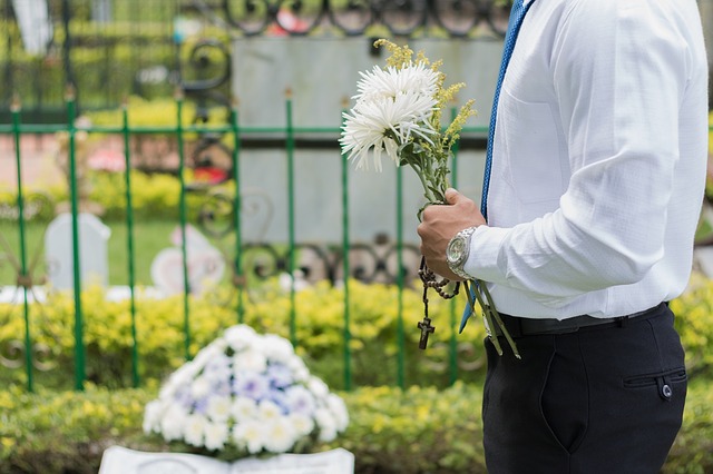 Czym kierować się, dobierając zakład pogrzebowy?