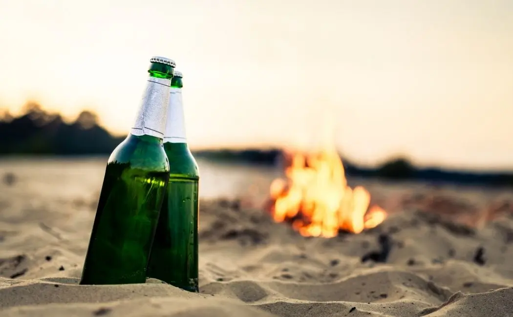 Picie alkoholu na plaży: czy to w porządku i jakie są przepisy?