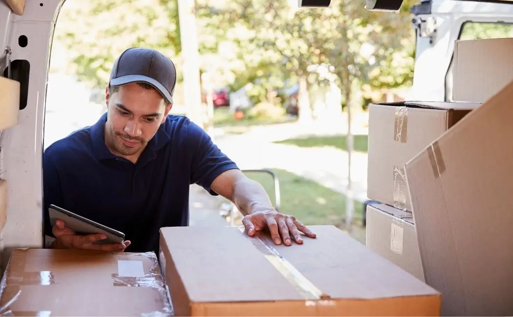 Paczki do Anglii: od czego zależy cena przesyłek kurierskich?