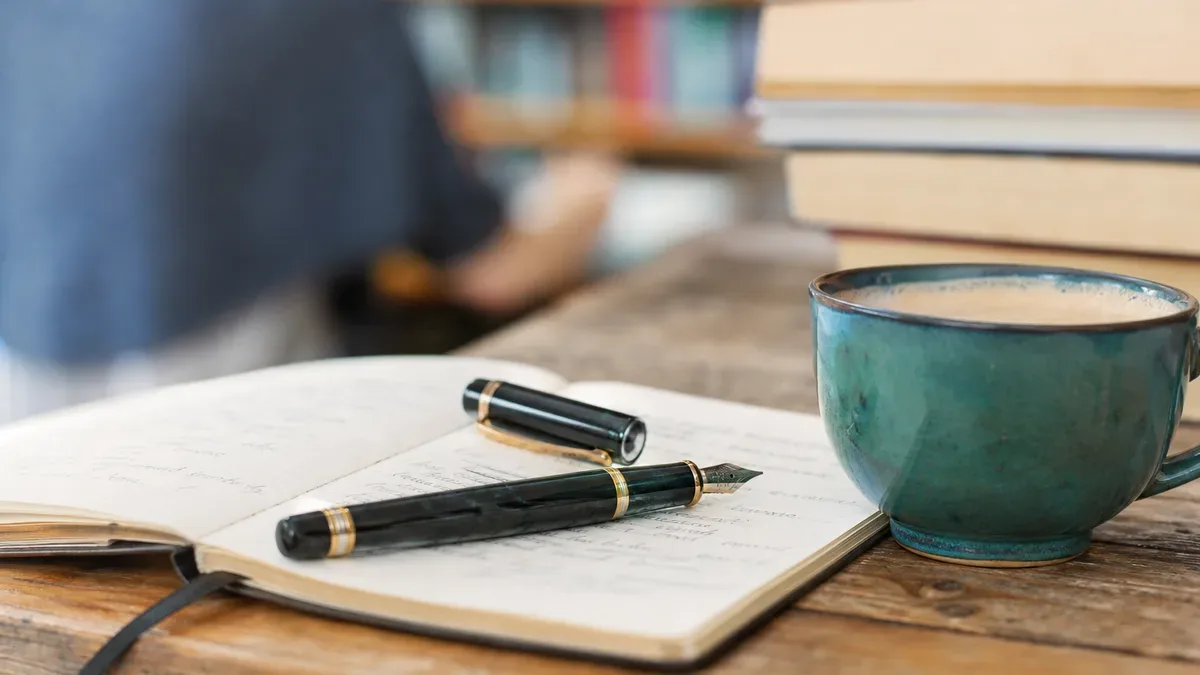 Wtorkowy poranek w bibliotece. Kawa, książka i chwila oddechu