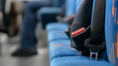 Pasy w autokarze mogą zdecydować o życiu. Policja wskazuje też drugie zagrożenie
