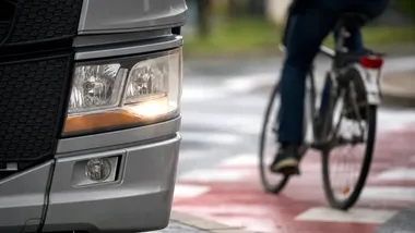 Ciężarówka uderzyła w 18-letniego rowerzystę na rondzie w Ciechanowie