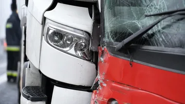 Ciężarówka zderzyła się z autobusem w Kraszewie. Jest mandat