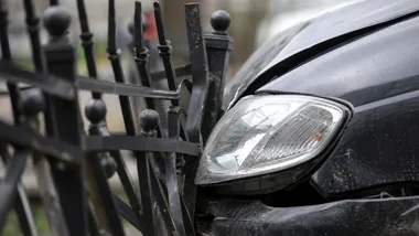 Uderzyła w ogrodzenie, a po kolizji za kierownicę wsiadł pijany pasażer