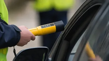Radiowóz, przesiadka na tył i 2,5 promila. 33-latek miał zakaz