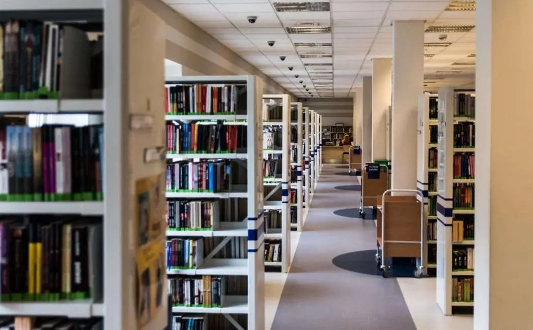Wyplataj makramowe zakładki w bibliotece w Ciechanowie 16 maja