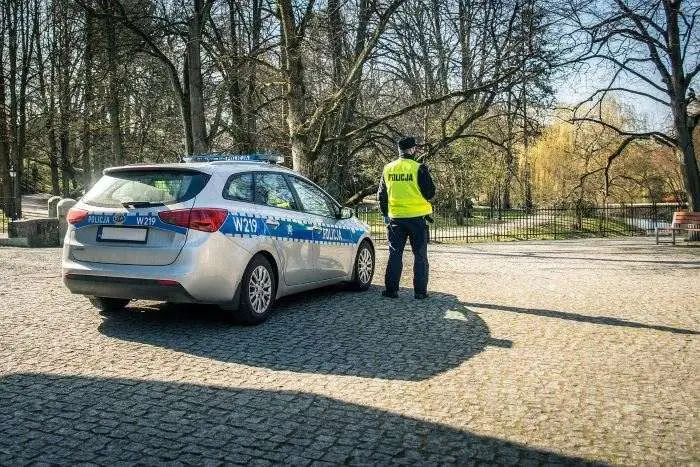 Śliskie drogi w Ciechanowie - policja radzi ostrożność