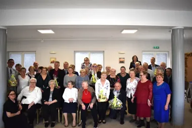 W Klubie Senior+ wielkanocny stół połączył samorząd i seniorów