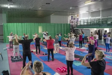 Seniorzy zaproszeni na bezpłatne zajęcia Tai Chi, jogi i pilatesu w Ciechanowie