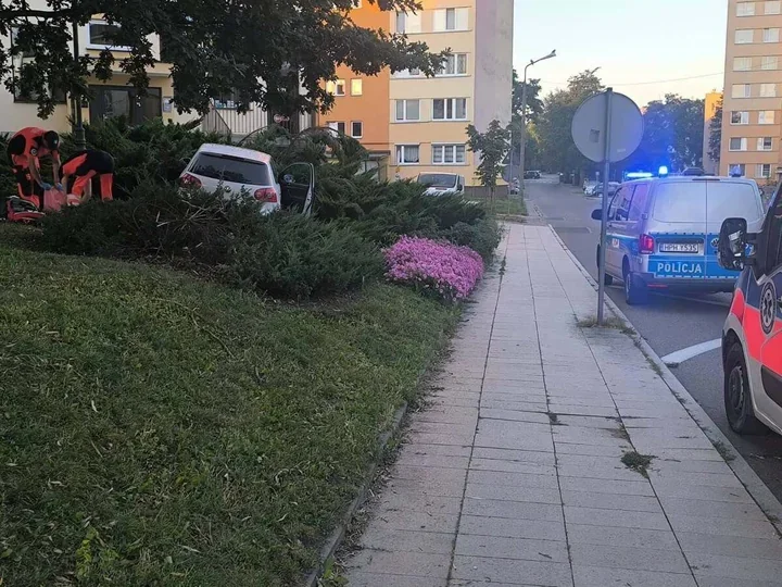 43-latek zginął po uderzeniu w słupki. Volkswagen wjechał na skwer