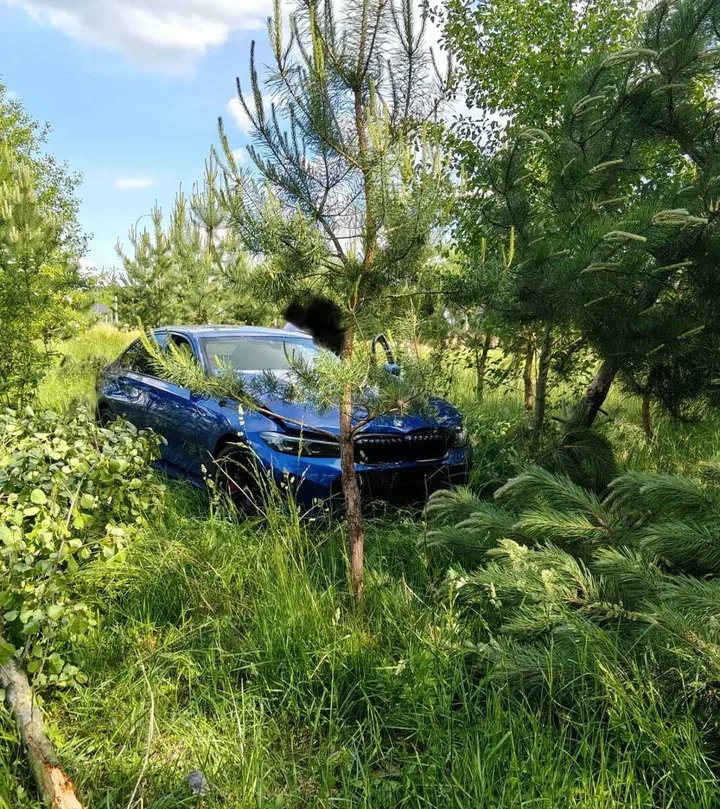 Po kilku miesiącach za kierownicą BMW wyleciał z drogi w Ciechanowie