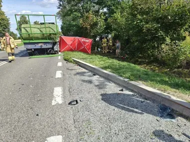 28-latek zginął po zderzeniu Tesli z ciągnikiem na DK-60