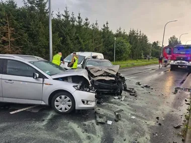 Trzy auta zderzyły się na pętli w Ciechanowie. Dwie osoby ranne