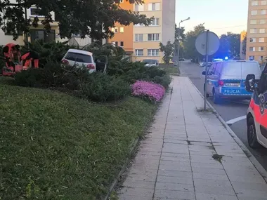 43-latek zginął po uderzeniu w słupki. Volkswagen wjechał na skwer