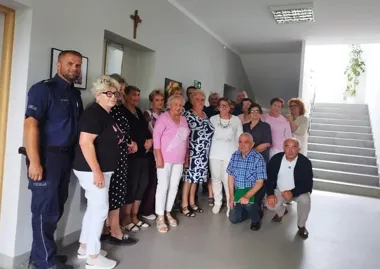 Seniorzy w Dzboniu poznali sposoby oszustów i zasady bezpiecznej jazdy