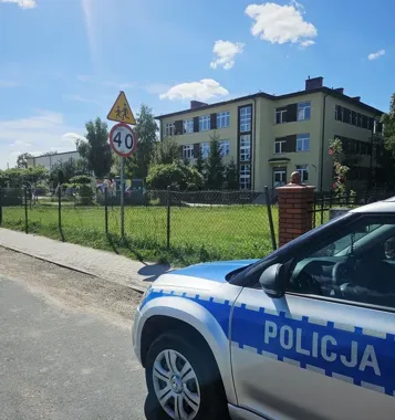 Policjanci sprawdzili 44 rejony szkół w Ciechanowie. Nie znaleźli nieprawidłowości
