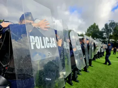 Szyki, kordon i psy służbowe. Policjanci ćwiczyli w Ciechanowie