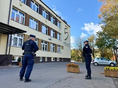 Policjanci patrolują szkoły w Ciechanowie. Reagują na sygnały o zagrożeniach