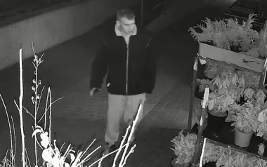 Monitoring nagrał sprawcę. Policja szuka go po uszkodzeniu Renault w Ciechanowie