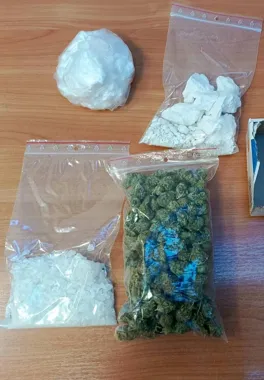 Policyjny trop doprowadził do 37-latka - w mieszkaniu było blisko kilogram narkotyków