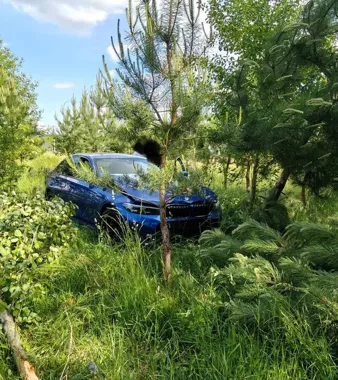 Po kilku miesiącach za kierownicą BMW wyleciał z drogi w Ciechanowie