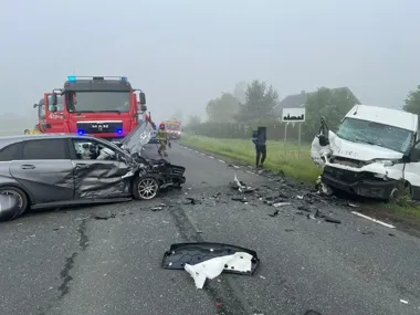 Zderzenie trzech pojazdów na DK-60. 24-latek wyprzedzał, dwie osoby w szpitalu