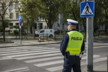 Na drogach robi się groźniej - policja ostrzega pieszych i rowerzystów