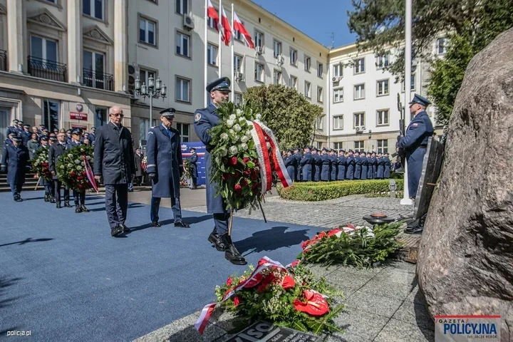 Ciechanowscy mundurowi oddali hołd pod obeliskiem z ziemią z Miednoje w KGP