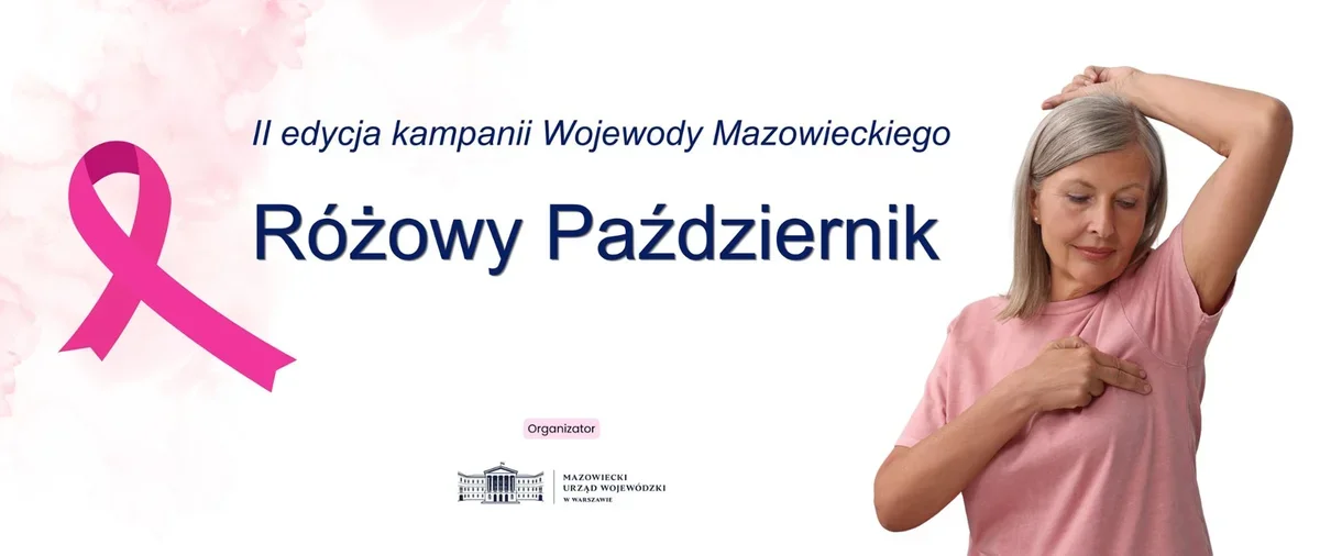 Kobieta w różowej koszulce demonstruje samobadanie piersi na banerze kampanii „Różowy Październik” organizowanej przez Mazowiecki Urząd Wojewódzki w Warszawie.